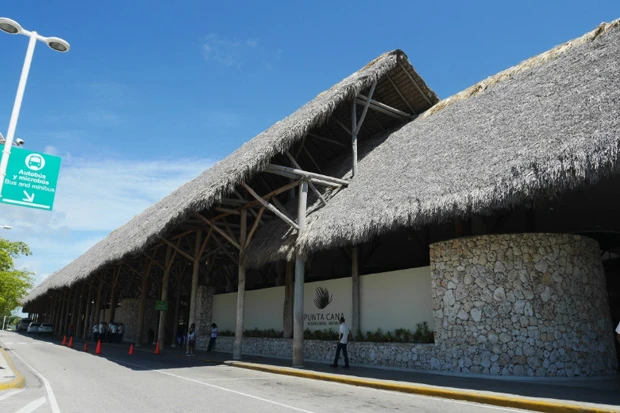  バイクタクシーでプンタカナ空港まで。原チャにノーヘルで、時々ガタつく道でのコケそうなのが恐怖だったけど無事到着