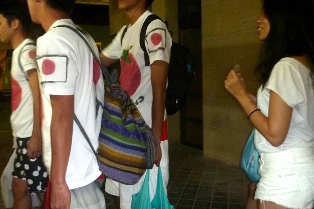 日本人参加者は体育祭のようにトマトの絵を描いた白Tを着ていた