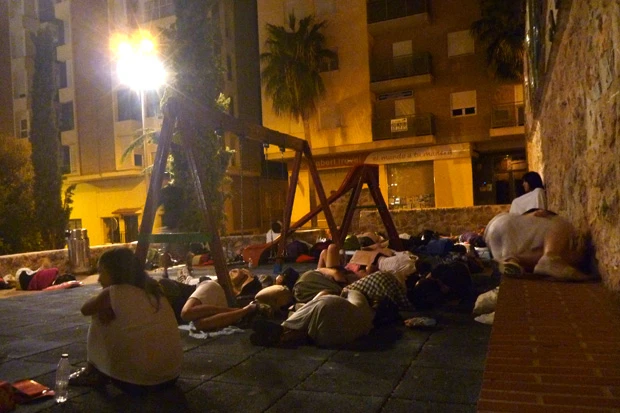 公園で「みんなで寝れば怖くない」状態。貴重品も持ってないしね! ATMで暖を取る人も