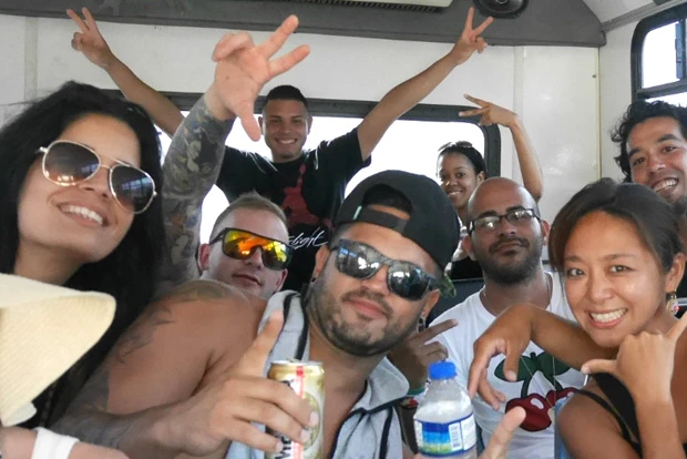  フェリーでグラシア島に着いたらビーチまでの移動はバス。行きも帰りもレゲトンで大盛り上がりの車内。チェリーのＴシャツがミゲルです