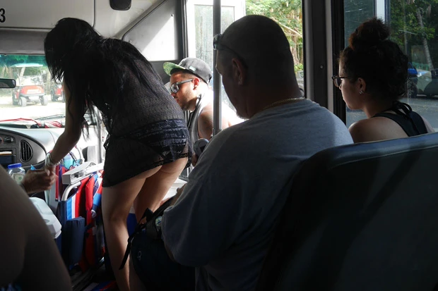  ノリノリで大騒ぎしてたおじさんは、ビキニに網ワンピを着たセクシーなお姉さんがくると、急に大人しくなりお尻に釘付け