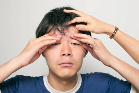 額と眉をロックすることに苦心する武田