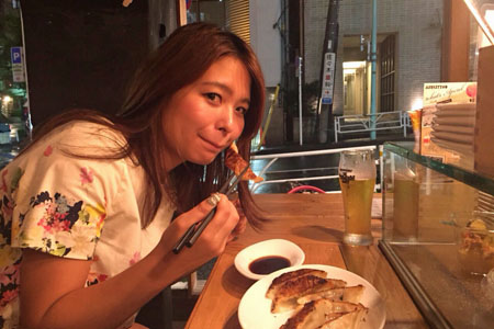 こんなおキレイな女性も餃子にハマっている!