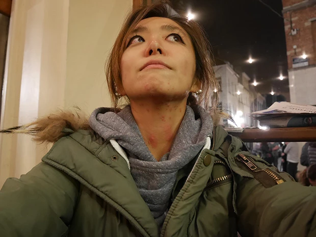 鼻の穴をこのタイミングで大公開? 右と左、微妙に形が違うんだね、とか言ってる場合か! 首見てね、首