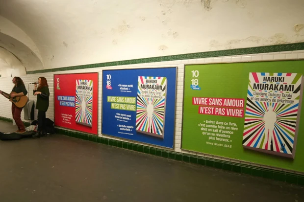 パリでも大人気の村上春樹。パリ中の地下鉄にポスターが張られていた