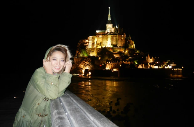 世界遺産、夜のモン・サン・ミッシェルも幻想的でステキッ! 雨と強風で激サムだけどね