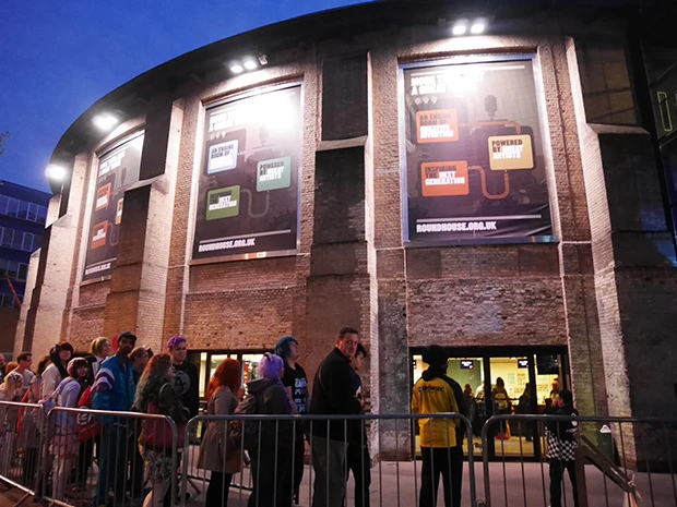 駅前にドーンと貫録のラウンドハウス