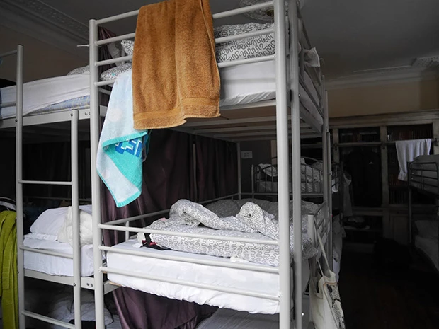 もう見慣れた3段ベッド。南京虫の気配がないか念入りにチェック