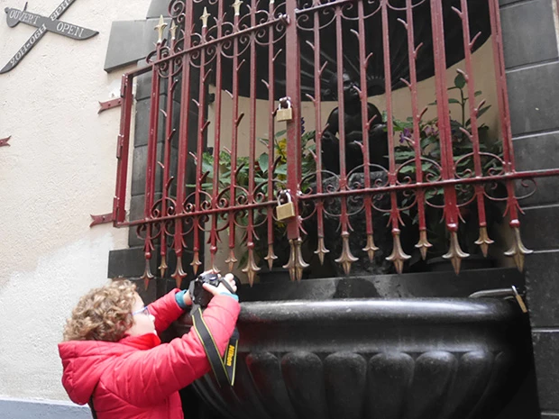 小便小僧よりもインパクトのある小便少女。檻に入れられてるところが、余計にワルそうな感じ