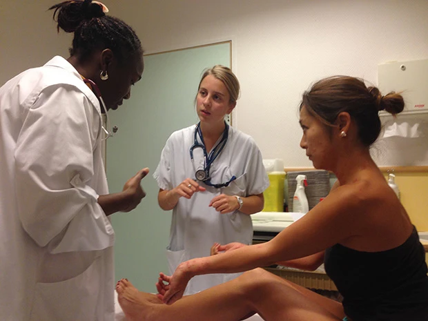 体中のブツブツを先生にチェックしてもらう。先生はフランス語で看護婦さんが英語で通訳。真剣に聞きとろうとする私