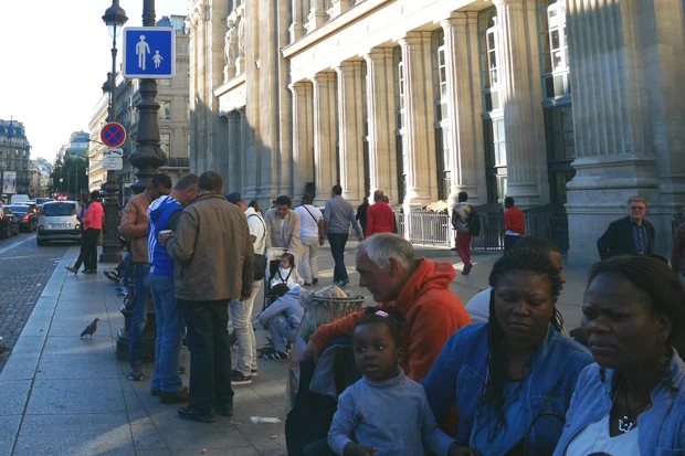 北駅を出ると美しいヨーロッパ建築の中に現れるのはパリのイメージとは違う光景