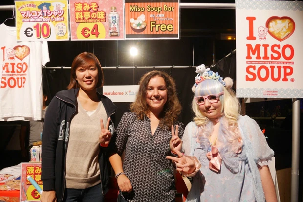 頭にクマさんをつけたファンも(右)。会場で配られていた味噌汁が体に染み込むー