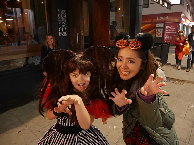 ファッションモンスターのきゃりーコスをする女の子。と発疹モンスターのマリーシャ