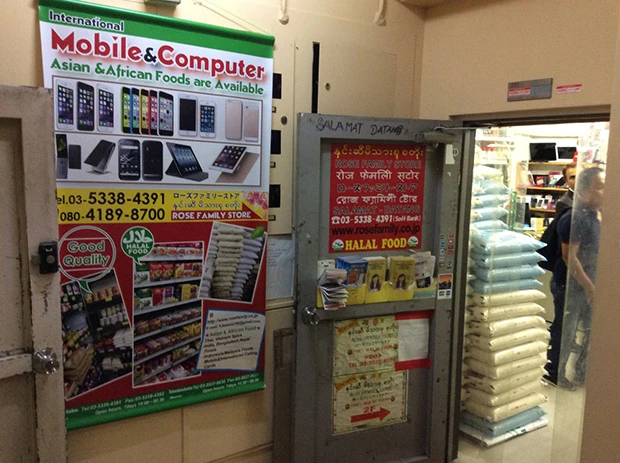 4階にモスクがある雑居ビル内の「ローズ・ファミリー・ストア」