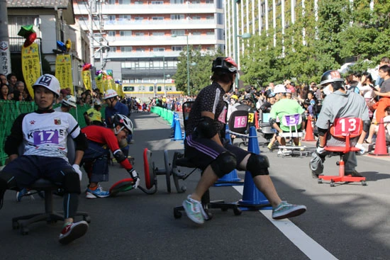 疲れた足が次第にもつれてしまい、クラッシュする選手たち