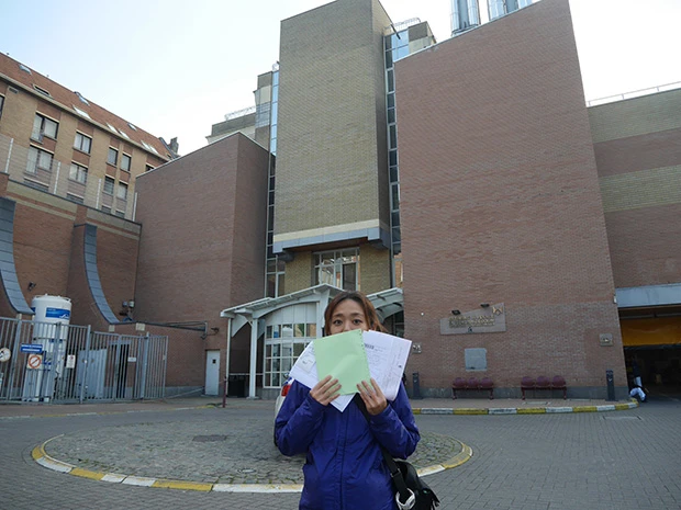 大きくてキレイな大学病院前にて。処方箋や診察証明書をいただく