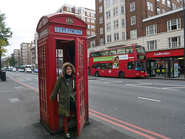 赤い電話ボックスがいっぱいの街中。これがもしもボックスならのび太のように「物価が非常に安い世界」をお願いしちゃうよ
