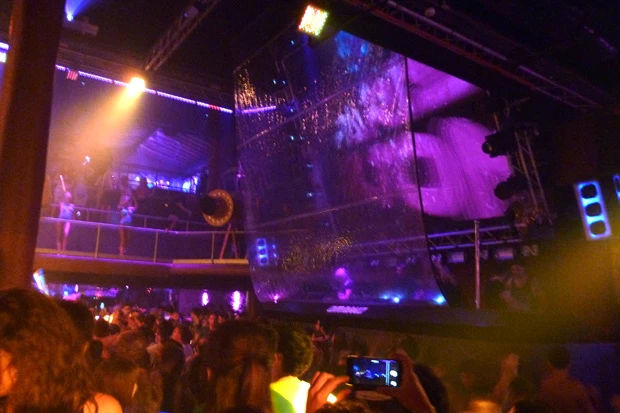 DJブースはビニールでカバー。トマティーナみたい