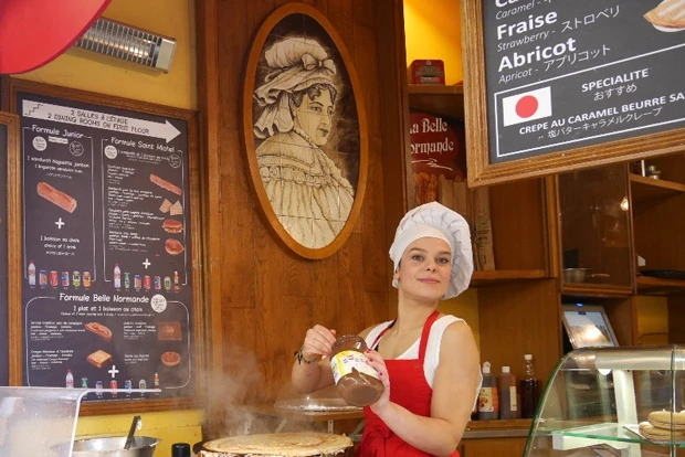かわいい笑顔をくれたモン・サン・ミッシェルのクレープ屋のマドモアゼル。観光地のメニューは日本語だらけでなんだかな~笑。