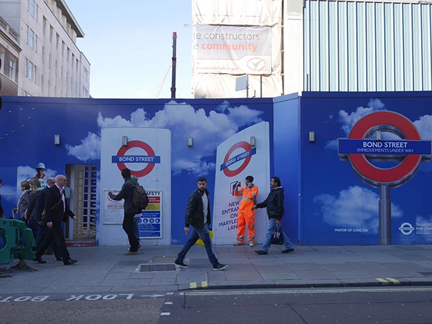 イギリスと言えばアンダーグランドのマーク!工事中の壁がオッシャレー☆