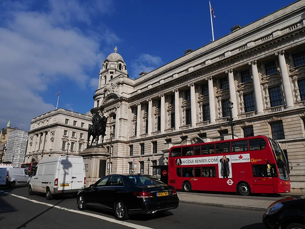 建築が美しい街中にはウットリするが、物価の高さにはガックリくる