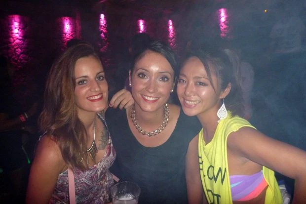 お酒は高いので諦め、美女に絡む