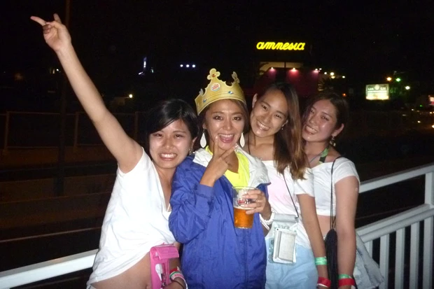 チケット売り場を教えてくれた日本人女子たちと。黄色いネオンがクラブだけど、周りは真っ暗だし、こんなとこでパーティーあるの?