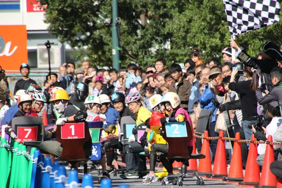 チェッカーフラッグとともに、いっせいに事務イスで走り出す!