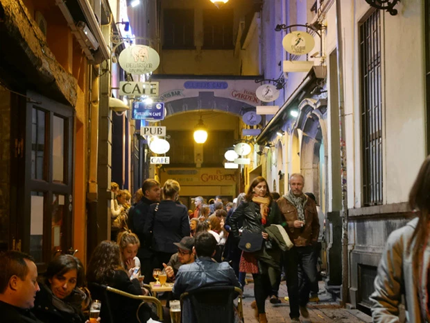 街中にはパブがいっぱい! 夜遅くまで人があふれてる