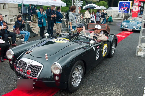 「MG　MGA」（1959）に乗る鈴木亜久理