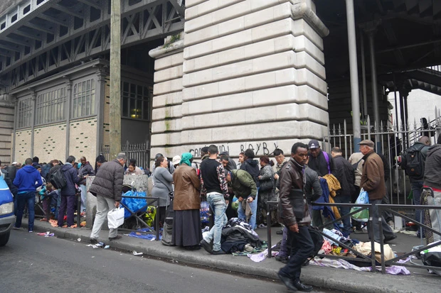 宿近辺ではフリマが開かれていて古着がごっそり。なんかボリビアっぽい