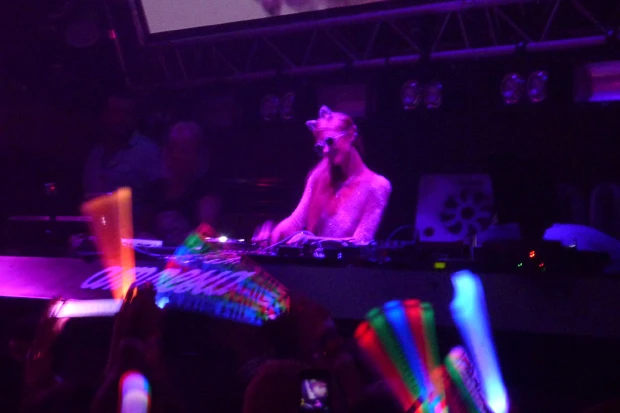 パリス・ヒルトンのDJタイムで皆アゲアゲ~