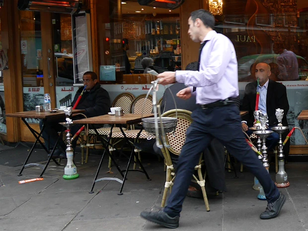 シーシャの煙をくゆらす人がいっぱい。楽しSO.YA.NA