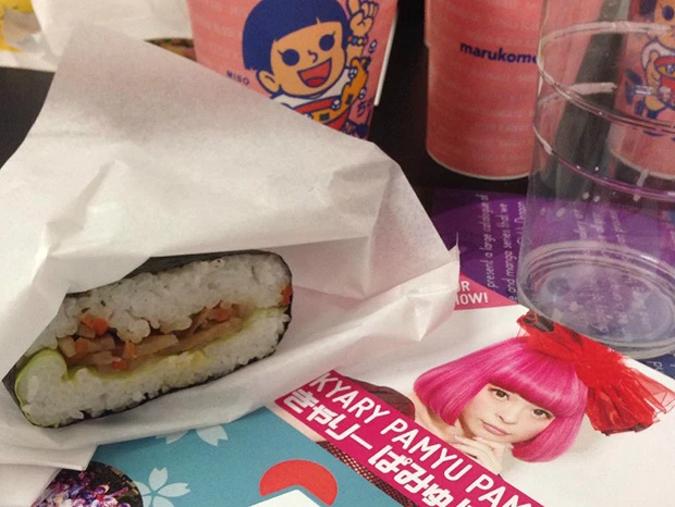 ピンク頭のきゃりーちゃん。アンケートに答えるともらえる握らないおむすび「おにぎらず」で久々の日本の味も堪能♪