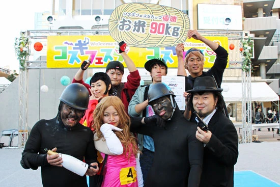 表彰式が終わり、優勝したチーム「座ろう’S」(後列3人)と記念撮影をするコスプレ姿の選手たち