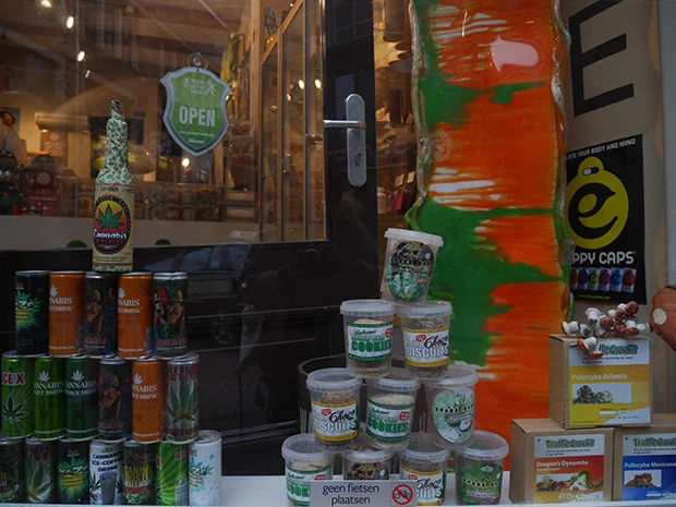 至る所で普通に売られる大麻商品