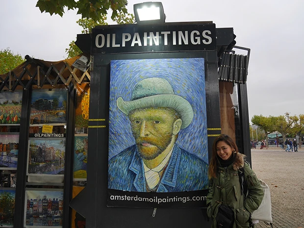 ゴッホ美術館には行き損ねてしまったのでレプリカの前で