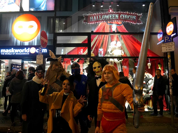 マスク屋さんには仮装の人が集まってた