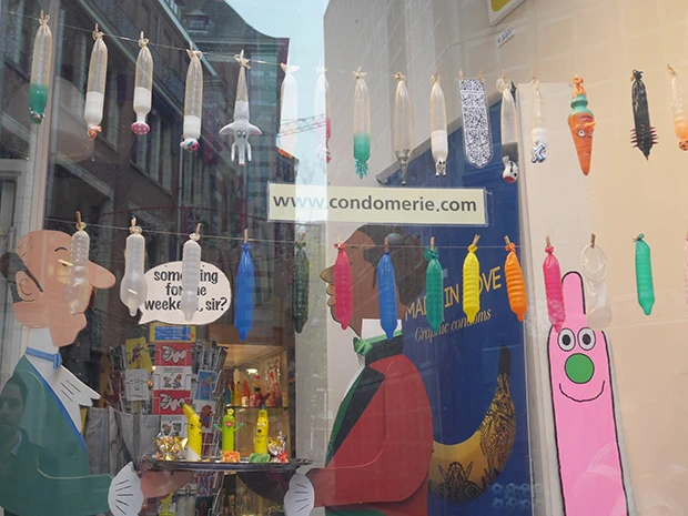 ポップでかわいらしい大人のグッズも売られている