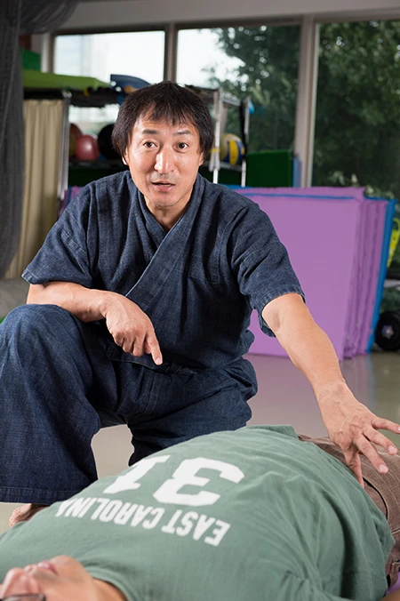 記者の長年にわたる腰痛の原因は、骨盤の傾きだと指摘する廣戸氏