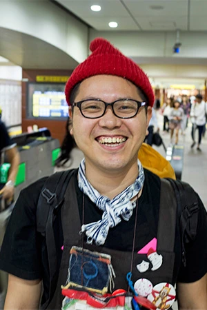 座右の銘は「他力本願」だという元芸人の小谷さん。自らの一日を50円で売っている