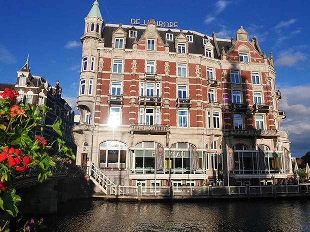 運河に浮かぶホテル・ドゥ・ヨーロッパ。フレンチレストランがここに~