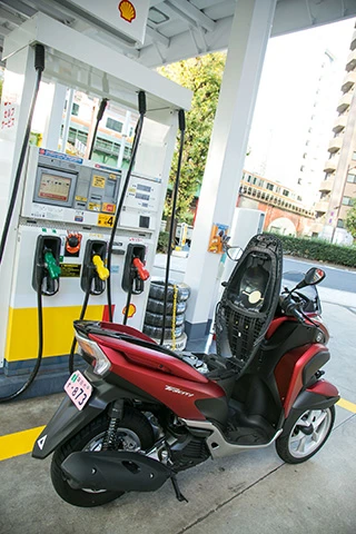 秋葉原のガソリンスタンドでの給油