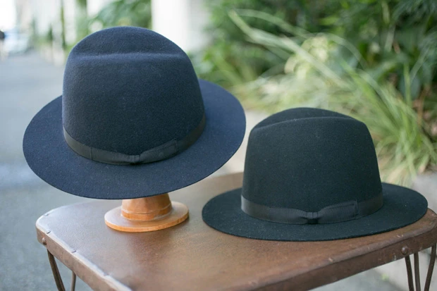 これが中折れ帽だ。リボンが巻かれ、素材はフェルト生地の場合が多い。NEJIRI HAT各¥8,640