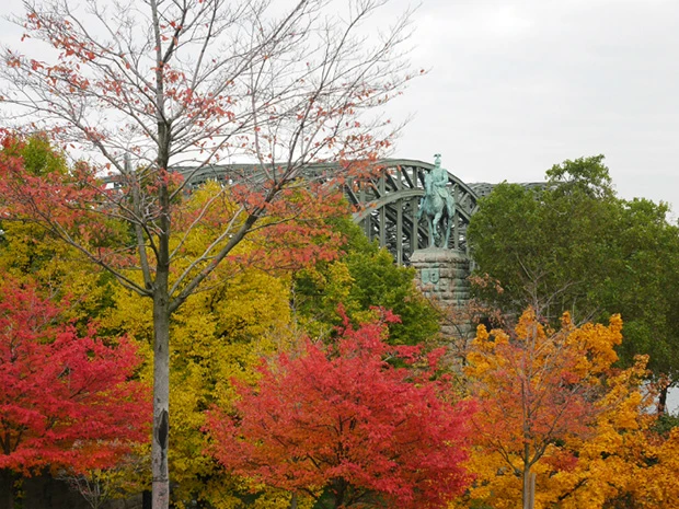 ホーエンツォレルン橋と紅葉
