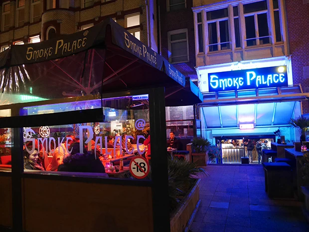 見た目は普通のカフェ。もちろんコーヒーなどの飲み物が売られています