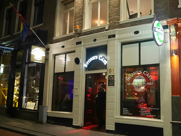 コーヒーショップとレインボーフラッグ