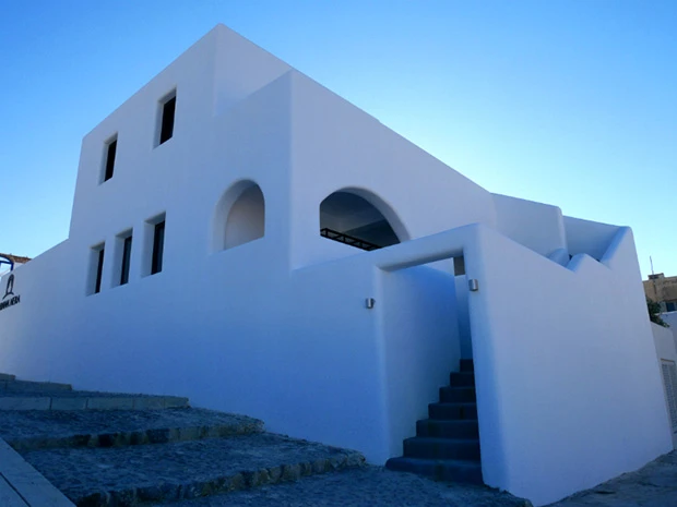 ツルリンとした白い建物はどこかSFっぽくもある