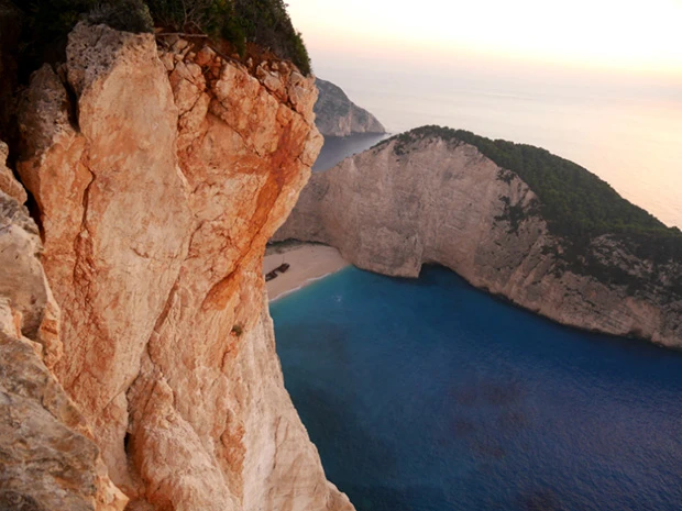 崖っぷちから見る入り江。奥まってるため身を乗り出して命がけで撮影。一歩踏み外したら海の底。まるで火曜サスペンス!