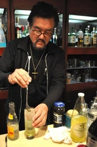 青リンゴのリキュールをトニックウォーターで割ったカクテル「原罪」を作るとおるさん。